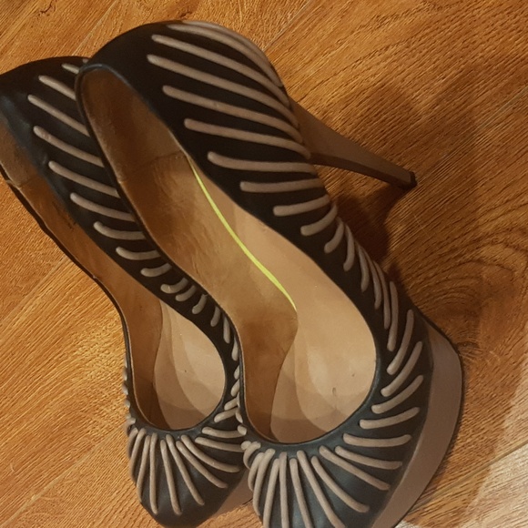 L.A.M.B. Taupe Black Leather HOLIDAY Platform Heels Pumps 6.5 m - Picture 8 of 8